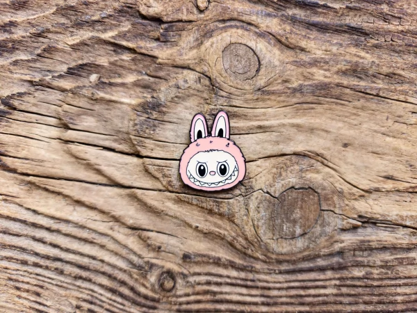 Пин Labubu розовый арт. MX 1746 Пин Labubu розовый арт. MX 1746